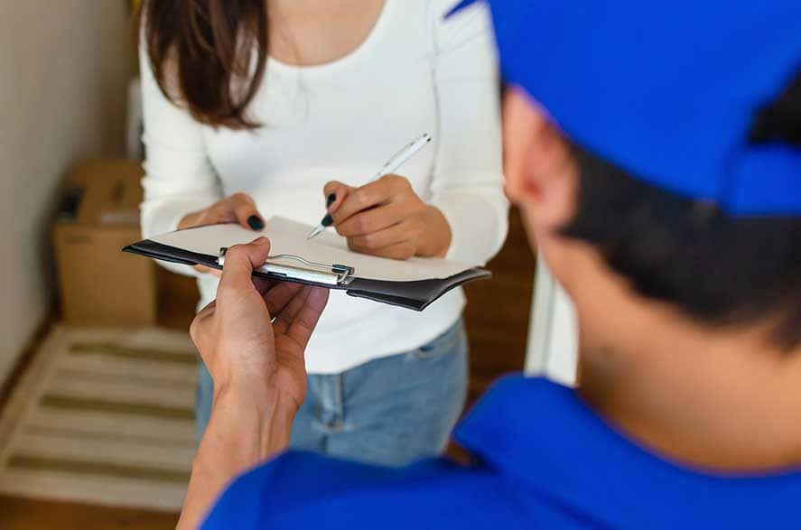 woman_signing_contract