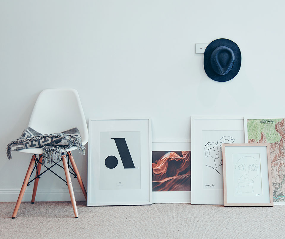 y sorts the furnishings and household items to appraise everything