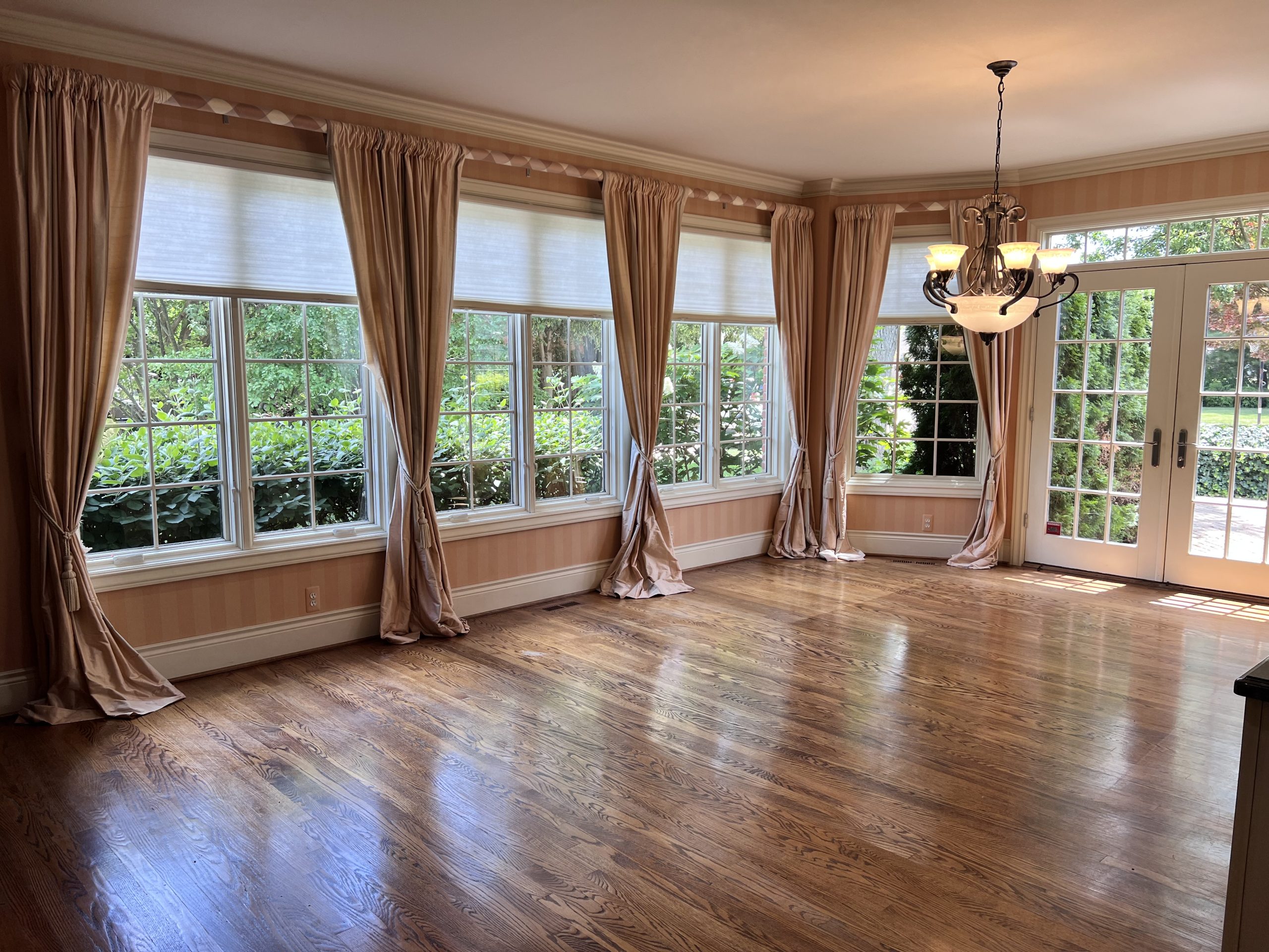 family room after estate liquidation
