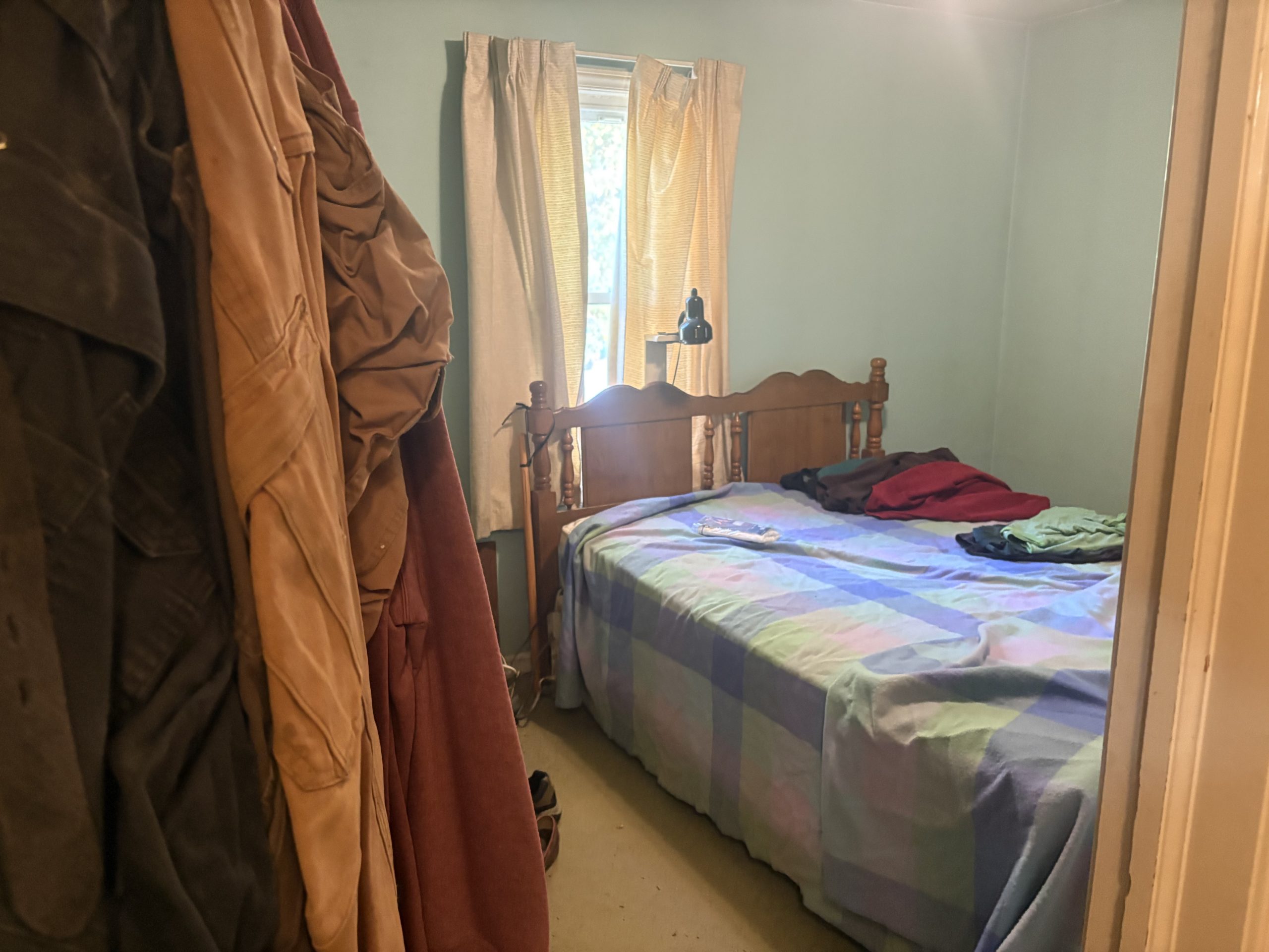 bedroom queen bed